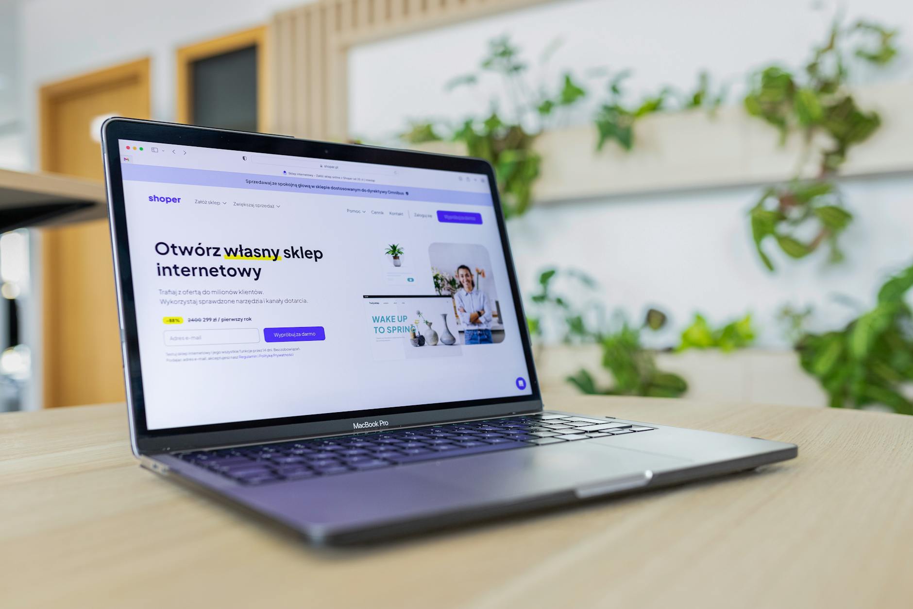 صاحب عمل يراجع رسوم بيانية لنمو التجارة الإلكترونية على لوحة تحكم برمجيات مخصصة