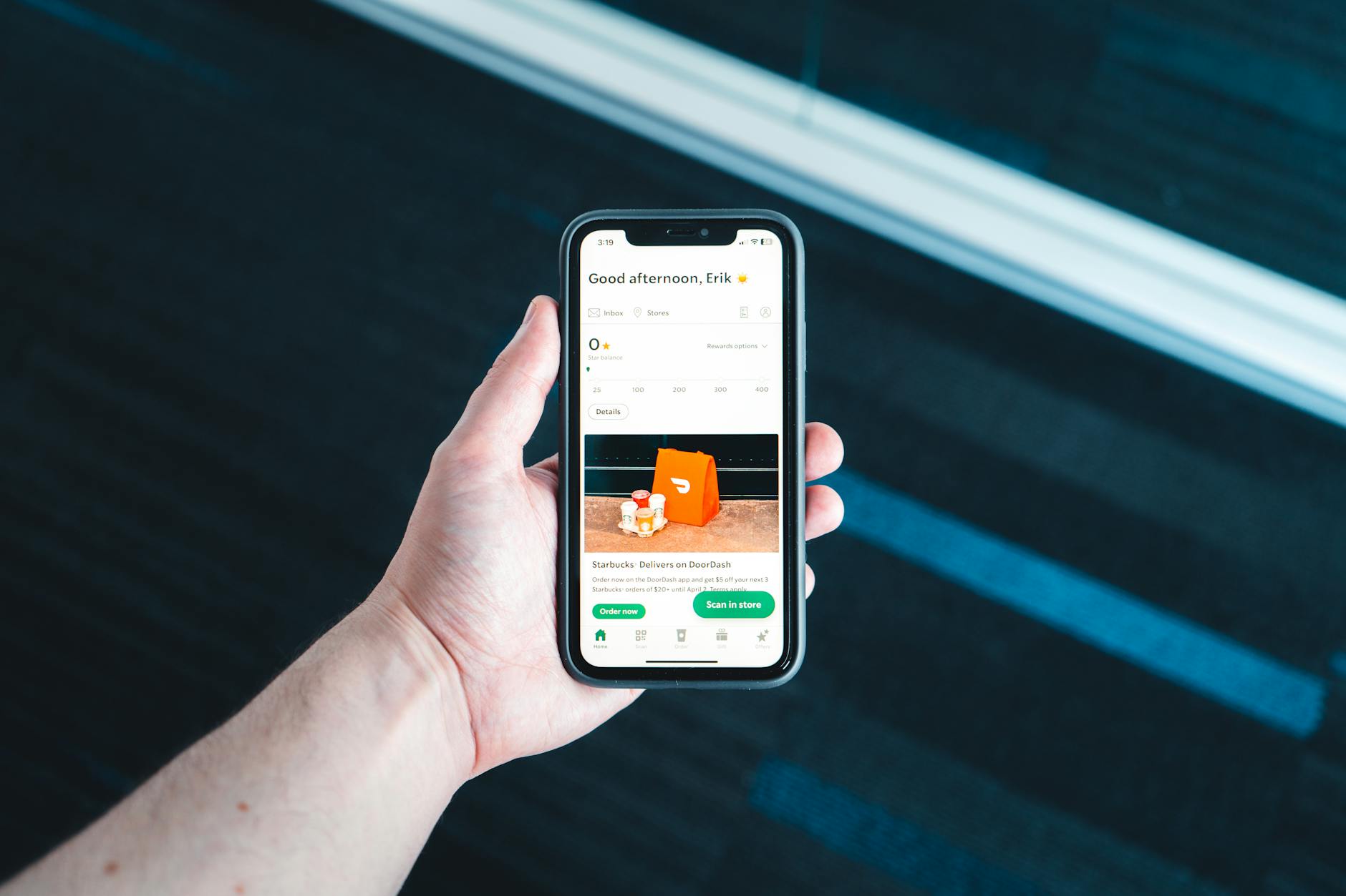 شخص يستخدم جهازًا لوحيًا لتصفح موقع تجارة إلكترونية مصمم جيدًا مع تنقل واضح