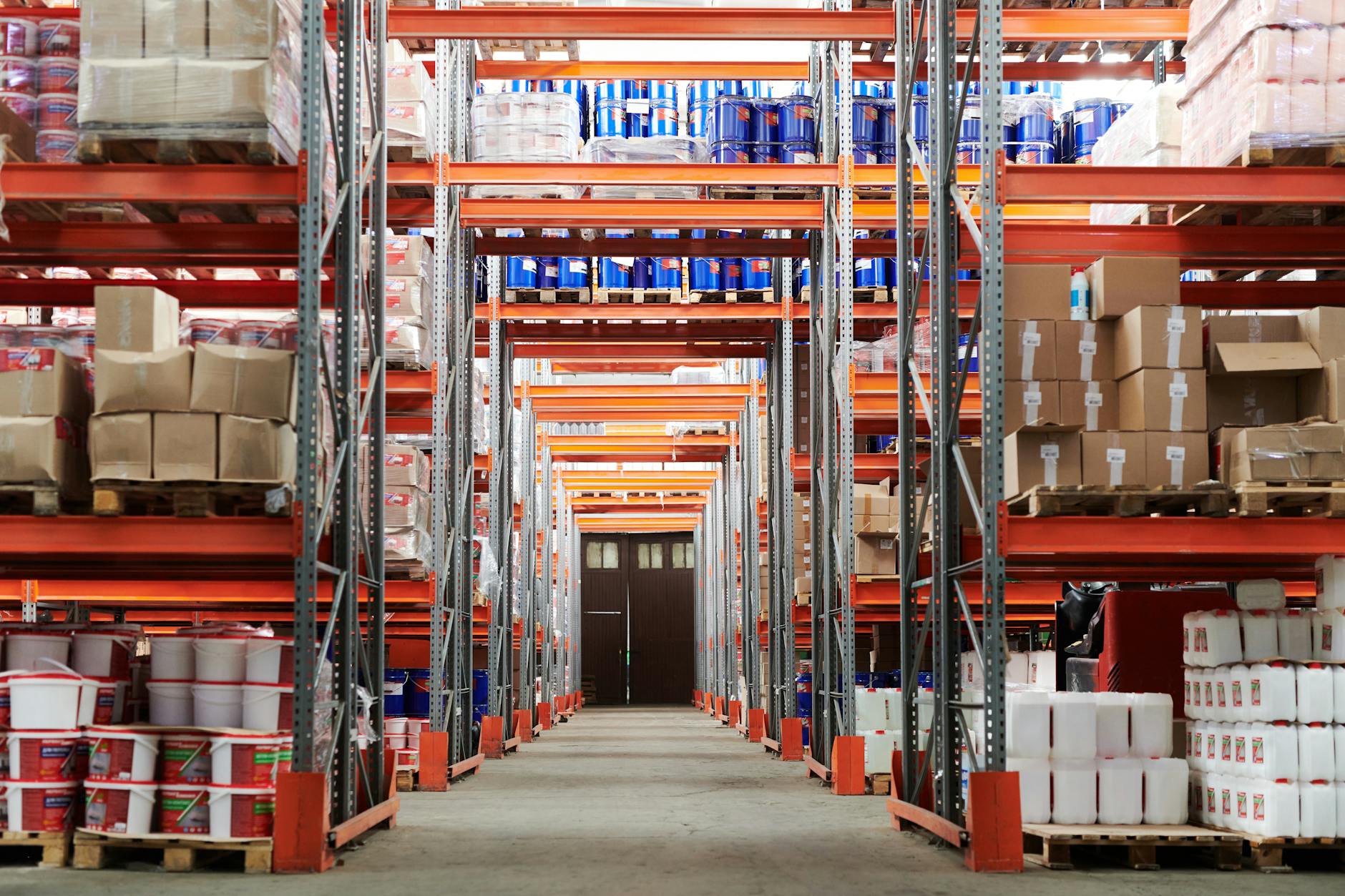AI-driven inventory management and supply chain optimization in an e-commerce warehouse